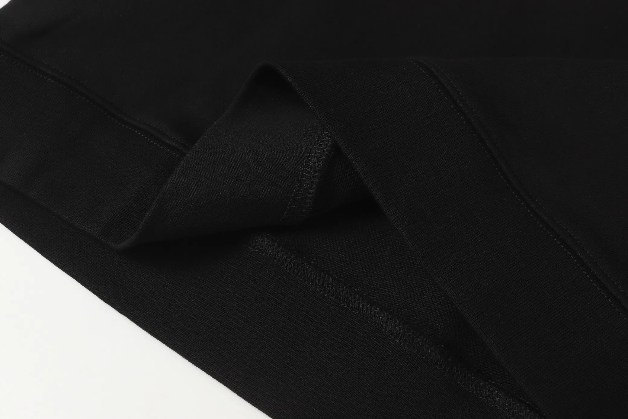 P200 Long-term stock] RalphLauren/Ralph Lauren 2025 autumn and winter new bear letter print 420g heavy large terry sweatshirt Ralph Lauren's age-reducing item, the coat fabric is made of 85% cotton ➕15% polyester, which not only retains the softness, comfort and breathability of cotton, but also adds the wear resistance and wrinkle resistance of polyester fiber, making the clothes more durable and easy to care for. Even in slightly cooler weather, you won't feel stuffy when wearing it. This kind of fabric has a natural crisp feel and is not easy to pill or deform. The bear on the chest is printed with English letters. It is full of color, full of three-dimensionality, and lifelike, adding a bit of liveliness and interest to the whole sweatshirt. There is no pressure to dress, regardless of age or gender. Complete accessories! Color: black, white, navy blue, light floral gray Size: M-L-XL-XXL